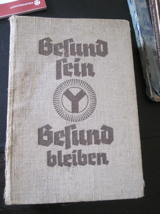 Altes Buch mit dem Titel „Gesund sein, gesund bleiben“